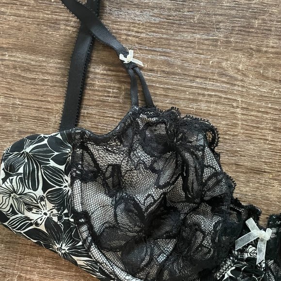 Victoria's Secret Dream Angels Unlined Demi Bra - Picture 2 of 4